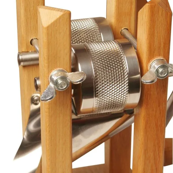 Eschenfelder Kornquetsche Tischmodell + Trichterdeckel + Zwinge + Kurbel + Bürste 4 Eschenfelder Kornquetsche Tischmodell + Trichterdeckel + Zwinge + Kurbel + Bürste – Bild 4