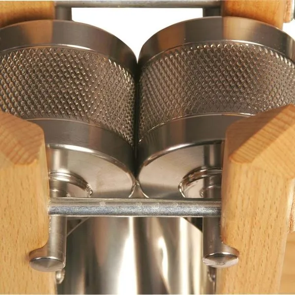 Eschenfelder Kornquetsche Tischmodell + Trichterdeckel + Zwinge + Kurbel + Bürste 6 Eschenfelder Kornquetsche Tischmodell + Trichterdeckel + Zwinge + Kurbel + Bürste – Bild 6