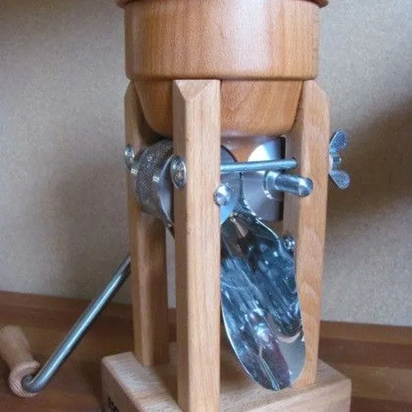 Eschenfelder Trichterdeckel Für Kornquetsche, Tisch- Und Das Wandmodell NEU! 2 Eschenfelder Trichterdeckel Für Kornquetsche, Tisch- Und Das Wandmodell NEU! – Bild 2