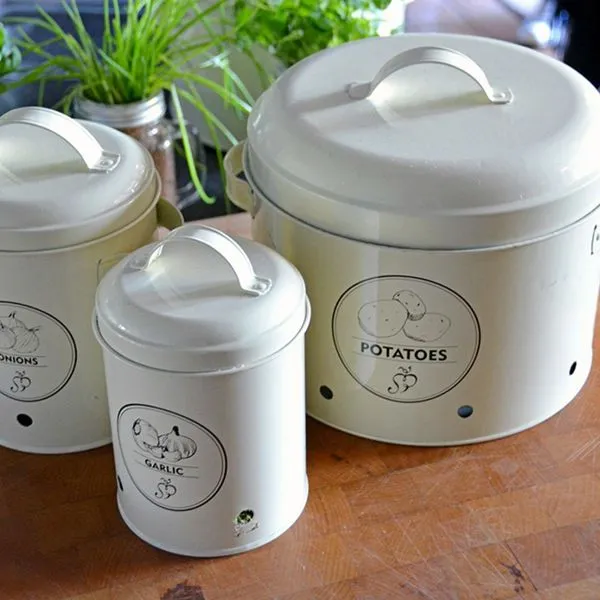 Esschert Zwiebeltopf Dose Gefäß Mit Deckel Zwiebellager Onions Karbonstahl C2069 1 Esschert Zwiebeltopf Dose Gefäß Mit Deckel Zwiebellager Onions Karbonstahl C2069