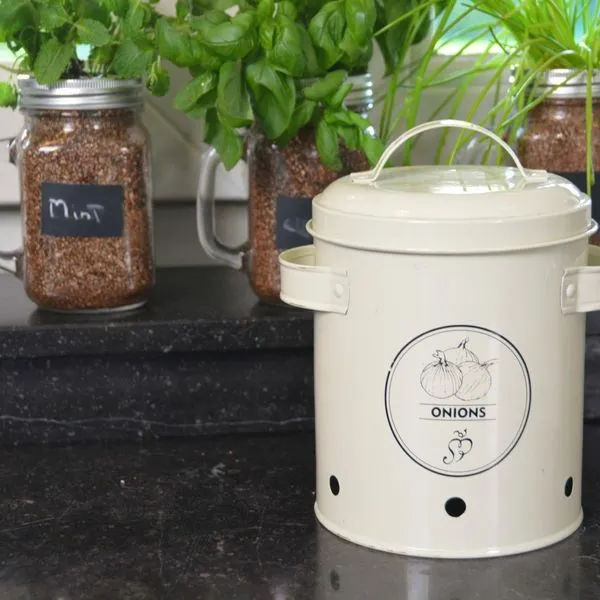 Esschert Zwiebeltopf Dose Gefäß Mit Deckel Zwiebellager Onions Karbonstahl C2069 4 Esschert Zwiebeltopf Dose Gefäß Mit Deckel Zwiebellager Onions Karbonstahl C2069 – Bild 4