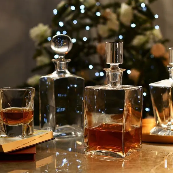 KROSNO Caro Quadratische Karaffe Für Whisky Rum Dekanter | 750 ML | Handwäsche 5 KROSNO Caro Quadratische Karaffe Für Whisky Rum Dekanter | 750 ML | Handwäsche – Bild 5